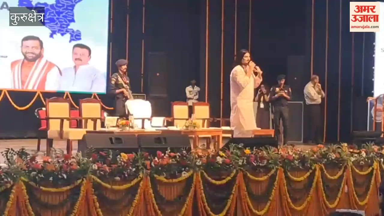 Amit Saini Rohatkia reached Kurukshetra University, enthralled the audience with songs.