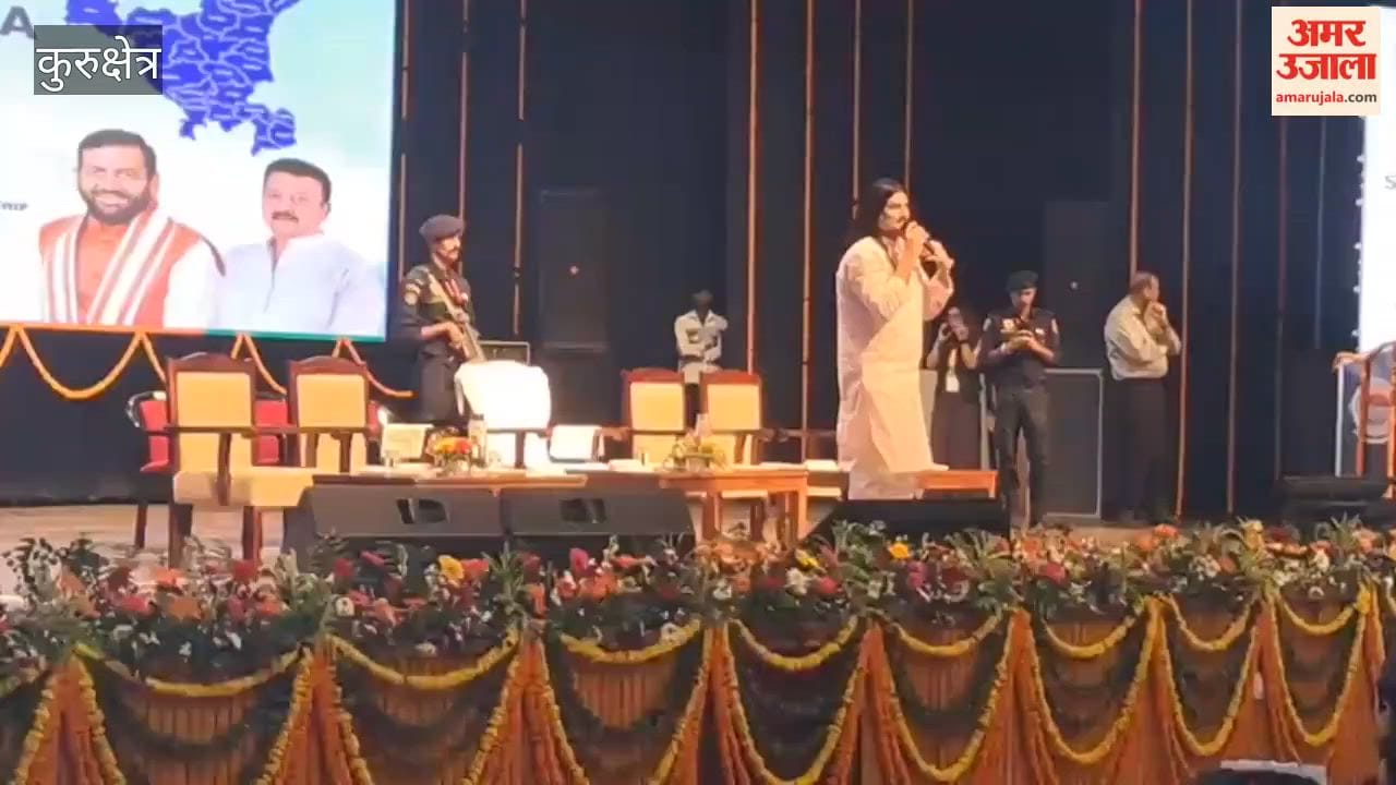 Amit Saini Rohatkia reached Kurukshetra University, enthralled the audience with songs.