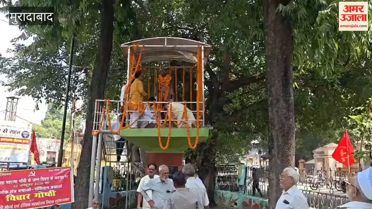 Congress workers garlanded the Gandhi statue
