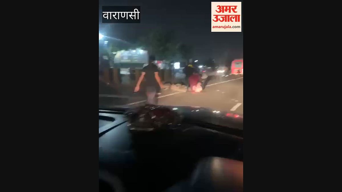 अज्ञात ट्रक की चपेट मे आने से दो लोग घायल, गमछे से उठाकर ले गए, VIDEO