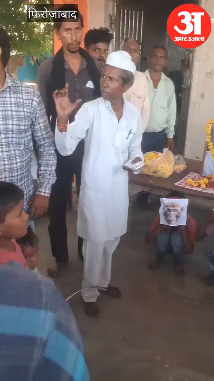 VIDEO:  प्रशासन ने नहीं सुनी समस्याएं, गांधीजी के तीन बंदरों के वेश में ग्रामीणों ने दिया धरना