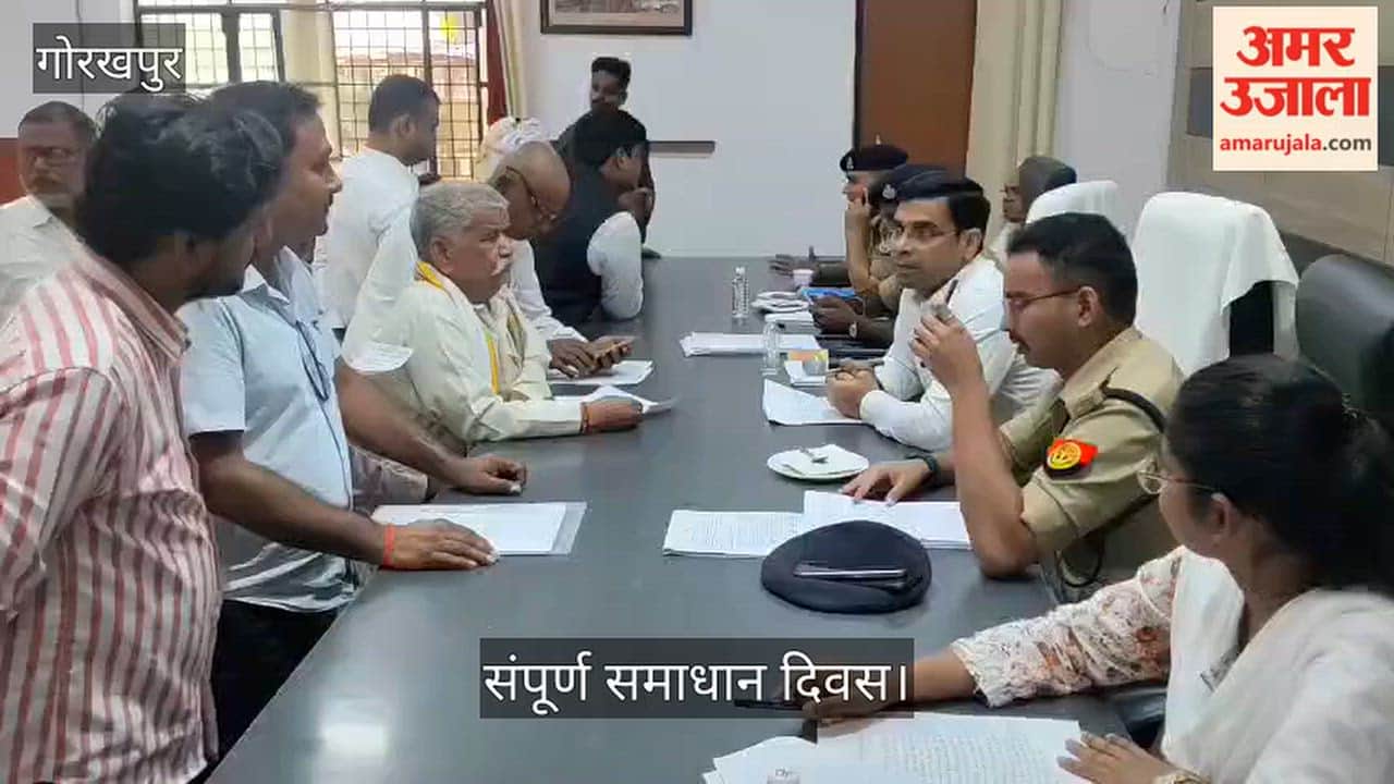Complainants arrived at the 'Sampoorna Samadhan Diwas' (Comprehensive Grievance Redressal Day).
