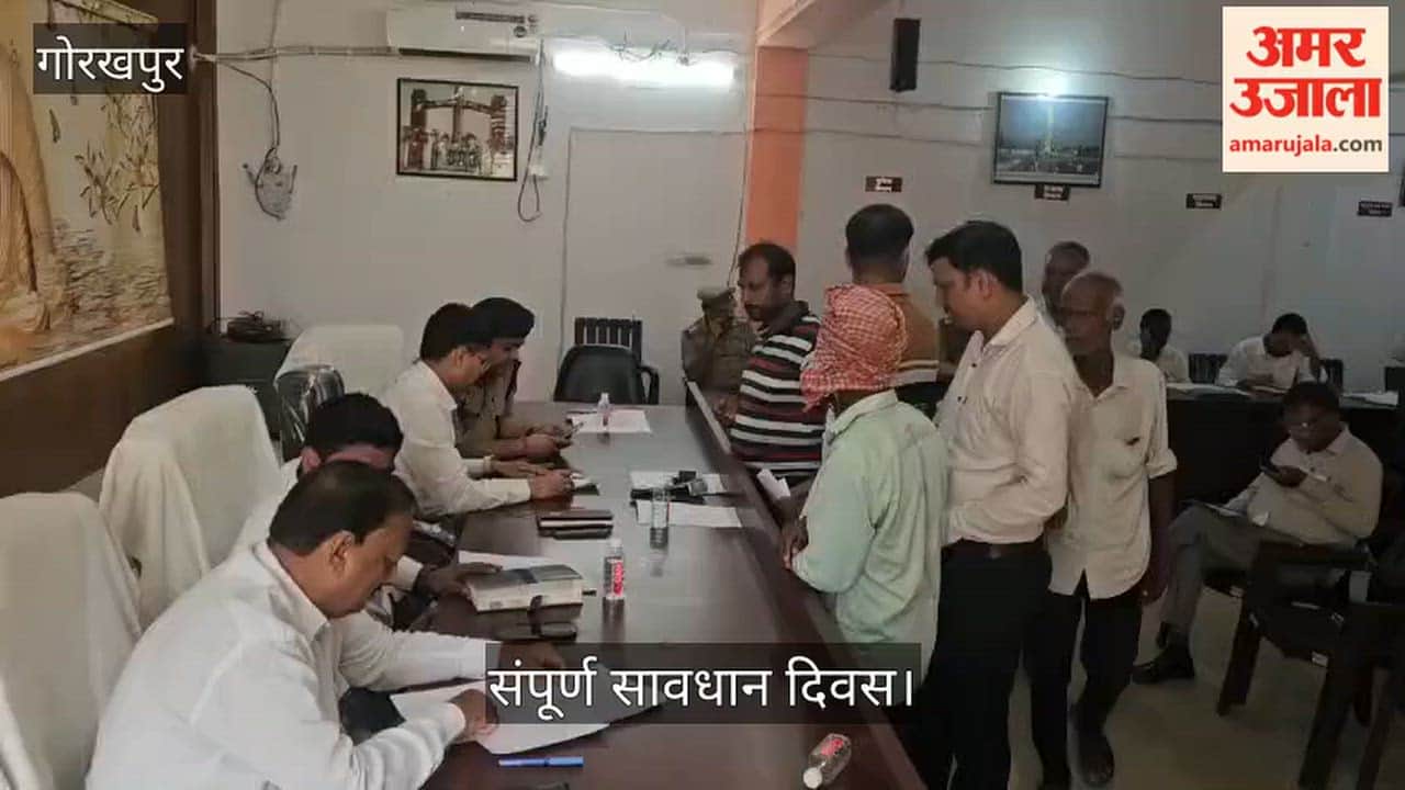 The SDM and CO heard the grievances of complainants at the 'Samadhan Diwas' (Grievance Redressal Day).