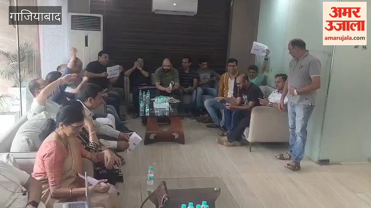 गाजियाबाद: फ्लैटों के रजिस्ट्री की मांग को लेकर सोसायटी निवासियों ने धरना प्रदर्शन किया