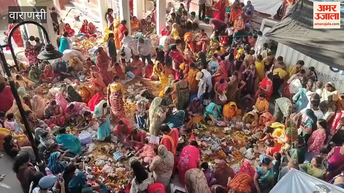 लक्ष्मी कुंड पर जिउतिया पूजन के लिए उमड़ी महिलाओं की भीड़