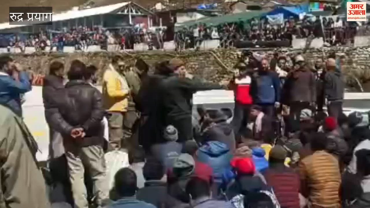 Rudraprayag:Shopkeepers in Kedarnath expressed their anger by staging a sit-in at the helipad