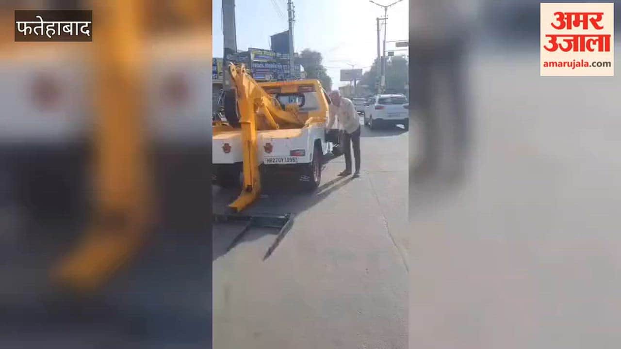 Traffic police take action against no-parking violations in the Fatehabad mobile market; vehicles removed and drivers issued strict warnings.