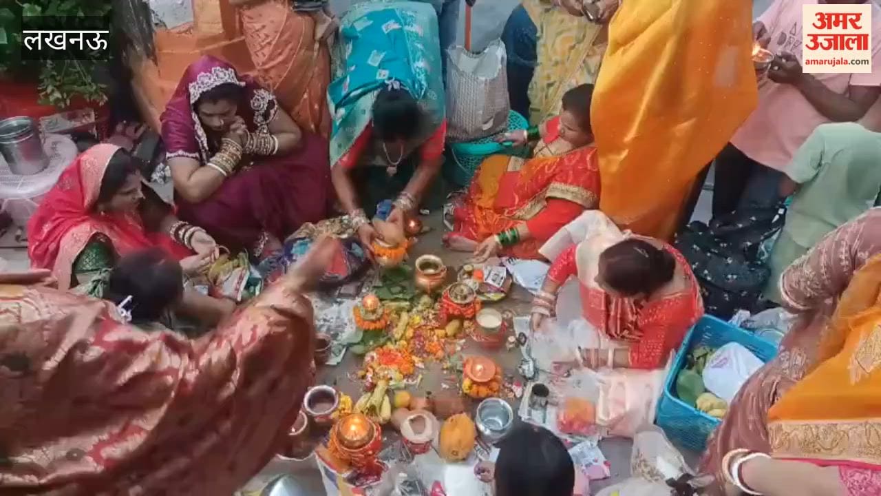 लखनऊ में प्राचीन शनि देव मंदिर में जितिया की पूजा करने को उमड़ी महिलाओं की भीड़