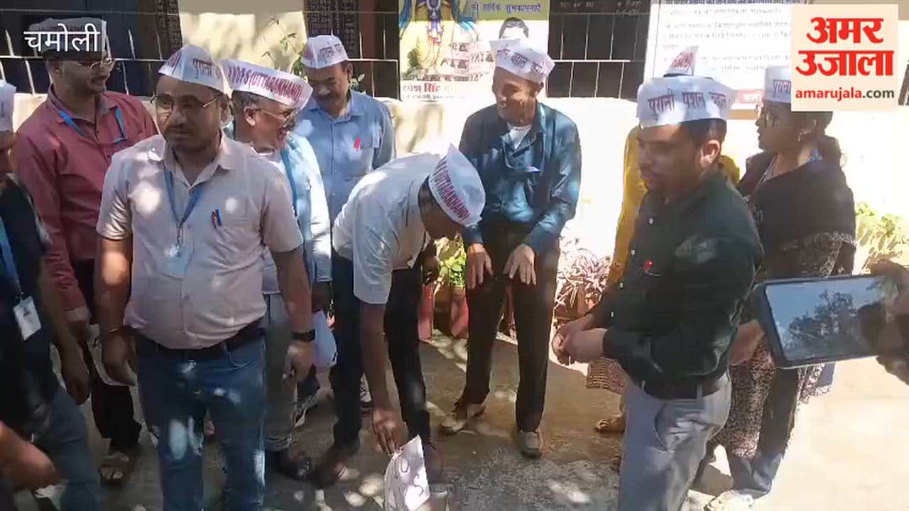 Chamoli:Protest held by burning copies of NPS; demand raised for the restoration of OPS