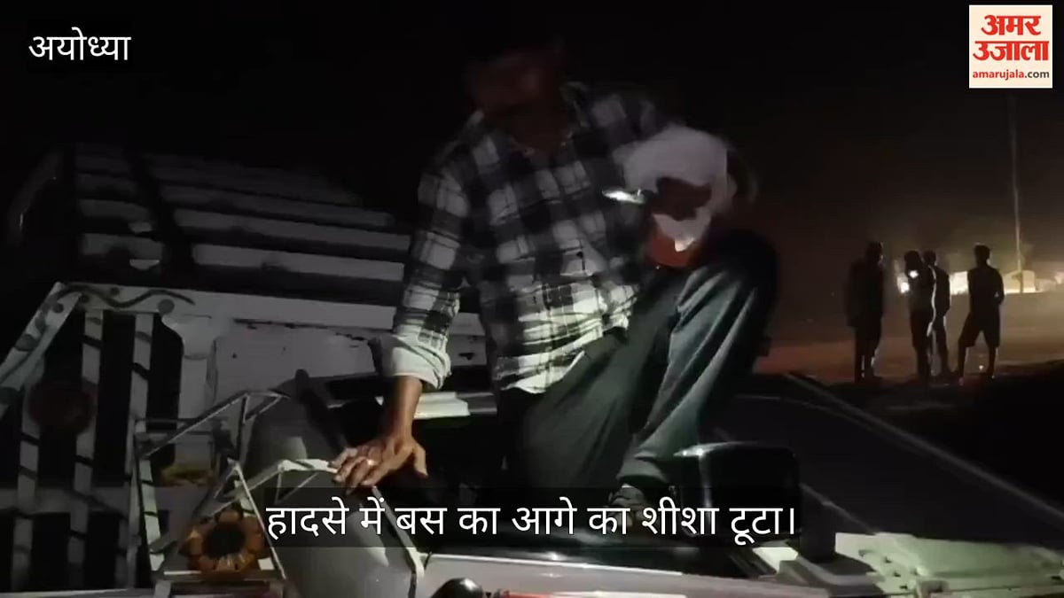 VIDEO: तेज रफ्तार बस ने पिकअप में मारी टक्कर, गड्ढे में पलटी, बड़ा हादसा टला