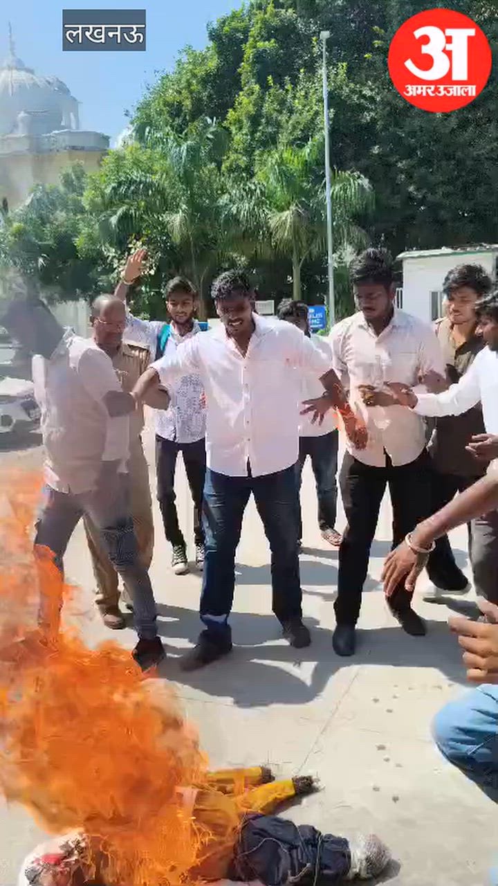 Video: लखनऊ विश्वविद्यालय में छात्रों का प्रदर्शन, मुख्य चुनाव आयुक्त के इस्तीफे की मांग