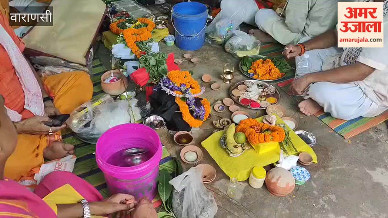 Devotees performed Tarpan for their ancestors at Pishach Mochan Kund