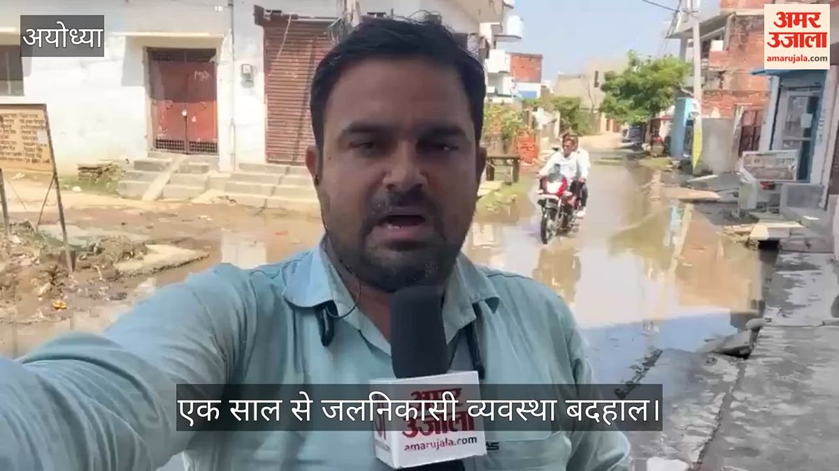 VIDEO: कोरखाना मुख्य मार्ग पर जलभराव, एक साल से लोग परेशान, रोज गुजरते हैं हजारों लोग
