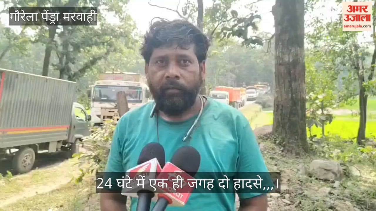Traffic was completely disrupted on the Pendra-Kariaam main road after two coal-laden vehicles met with accide