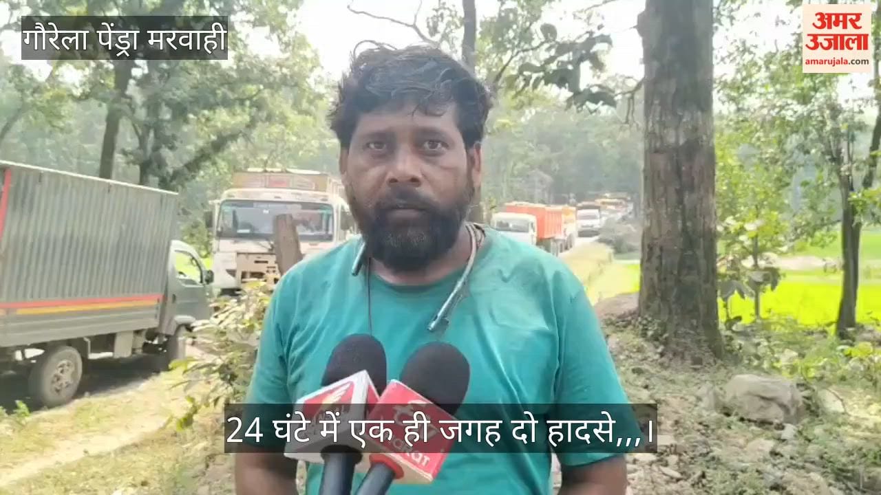 Traffic was completely disrupted on the Pendra-Kariaam main road after two coal-laden vehicles met with accide