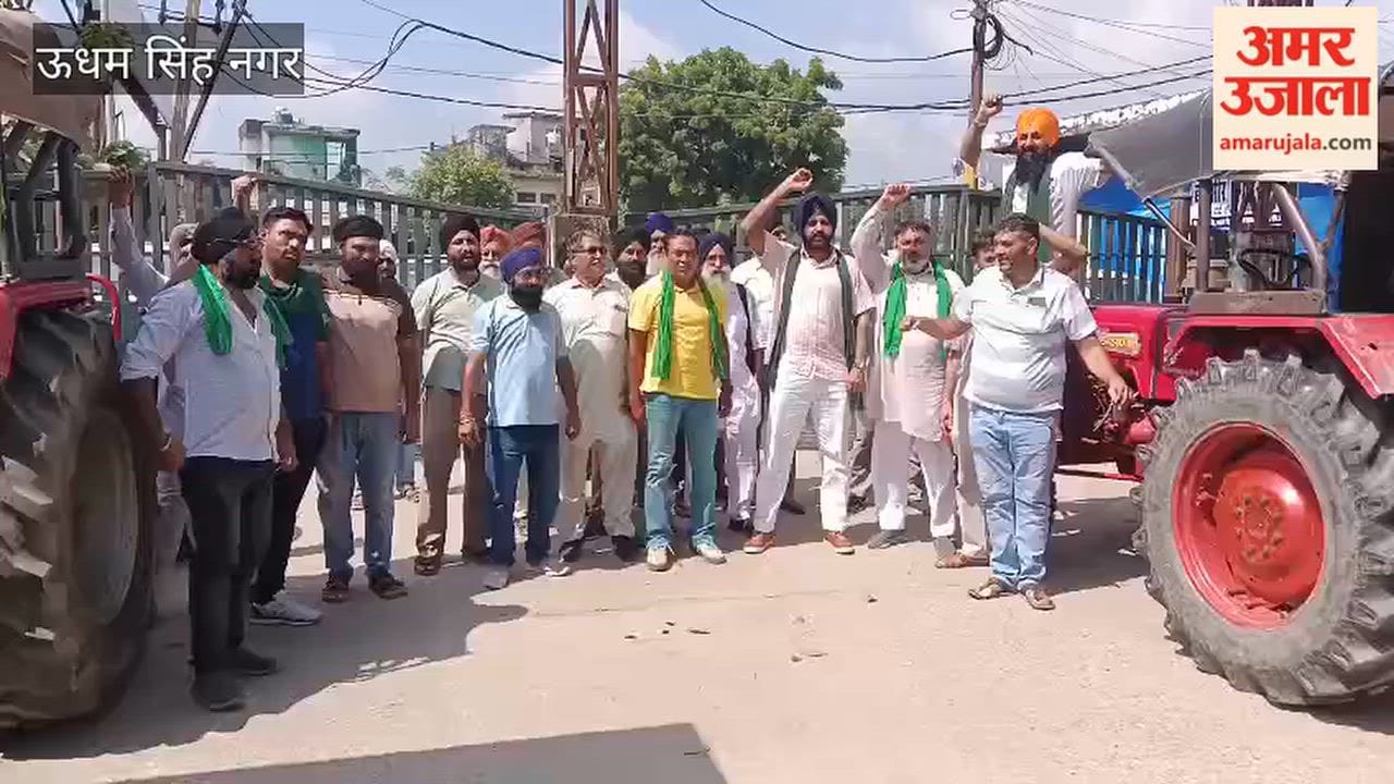 Farmers blockade the market gate in Khatima due to non-purchase of paddy