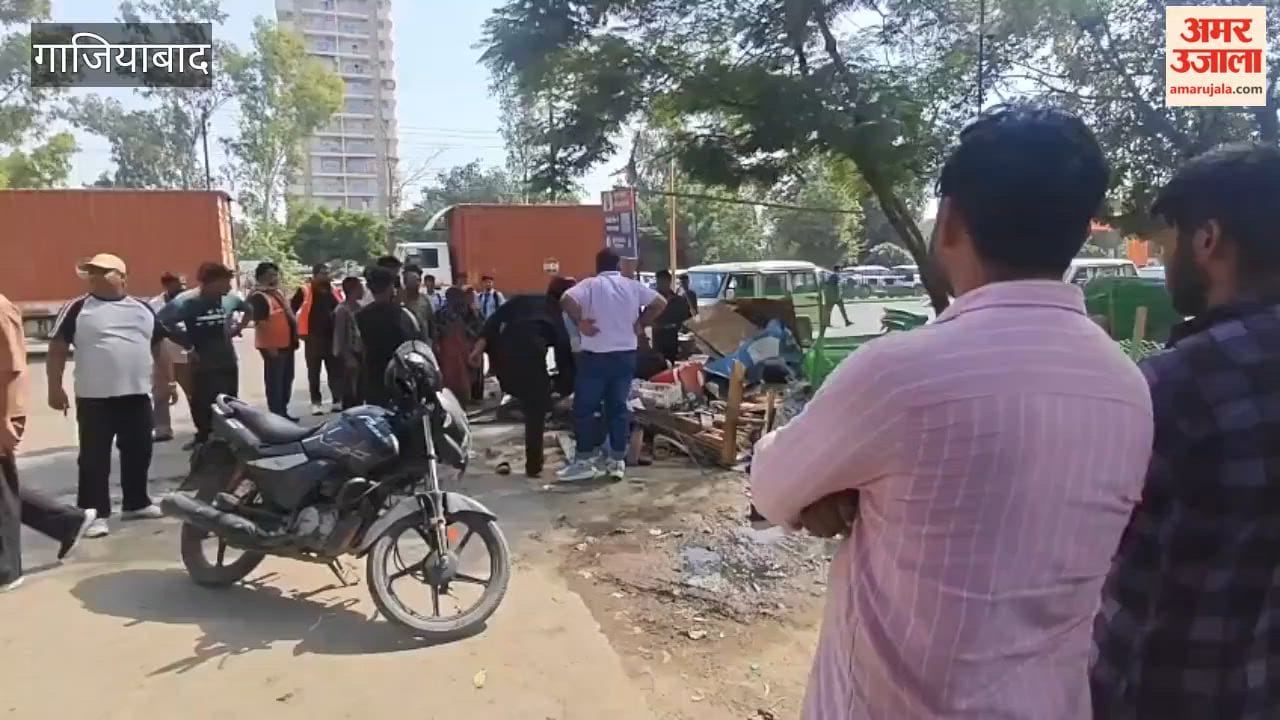 Municipal Corporation takes action against encroachment outside naveen Fruit and Vegetable mandi in Ghaziabad