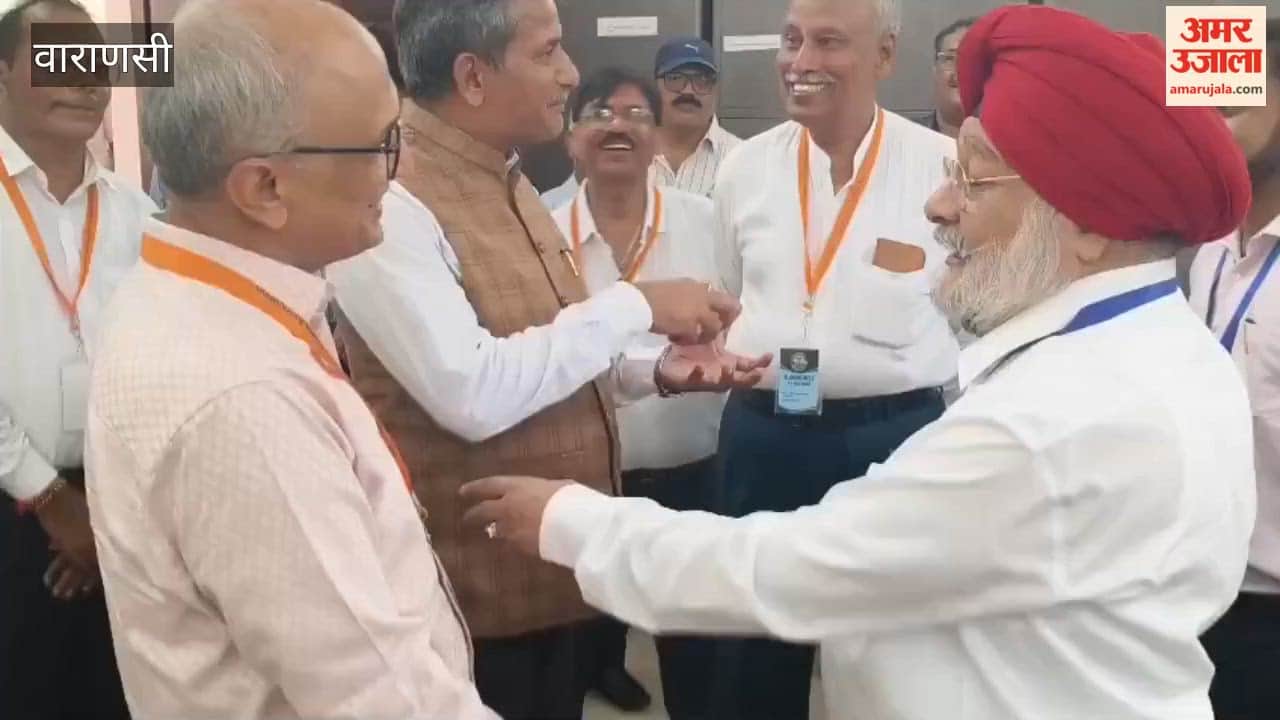 Alumni get emotional upon reuniting with schoolmates after four to five decades