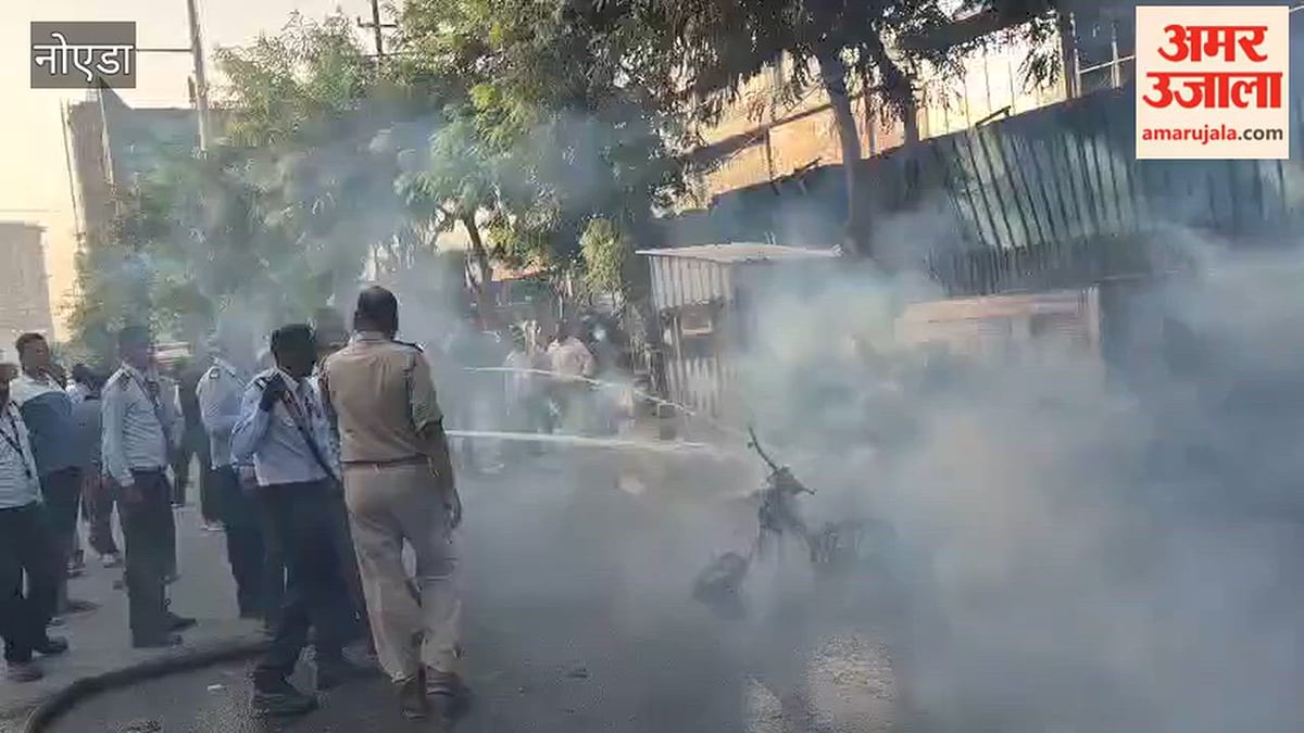 नोएडा में ई-स्कूटर चार्जिंग पॉइंट पर आग