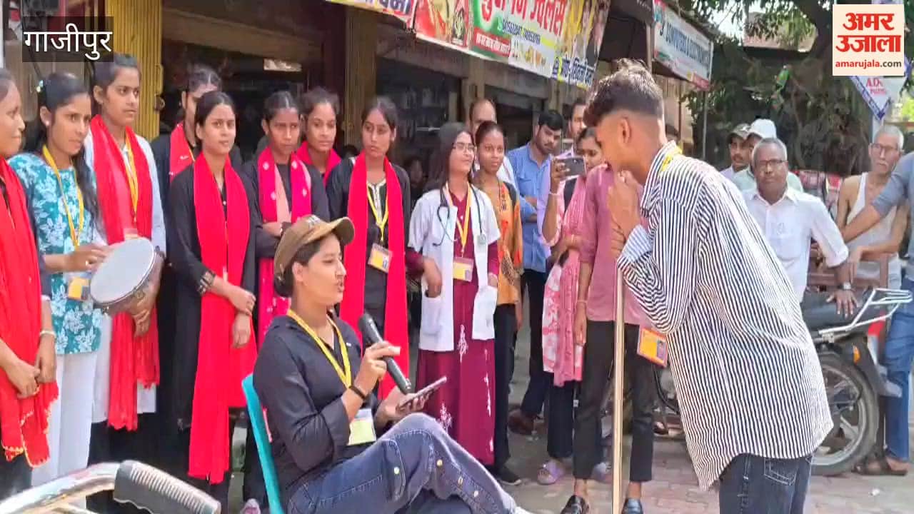 Message of selfless service conveyed through street play