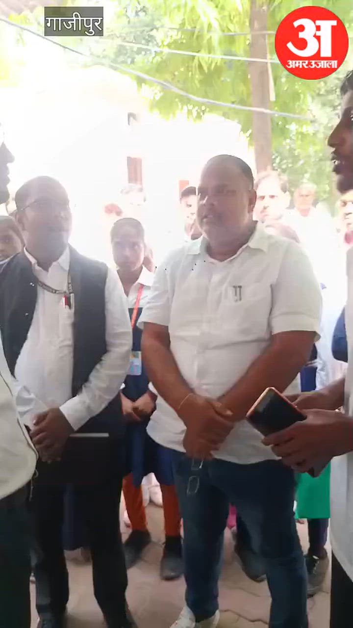 कक्षा छोड़ एसडीएम के पास पहुंचे छात्र, प्रतियोगिता से वंचित करने का लगाया आरोप; VIDEO