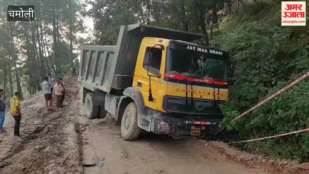 Dumper gets stuck in land subsidence zone; traffic halted for 45 minutes Karanprayag News