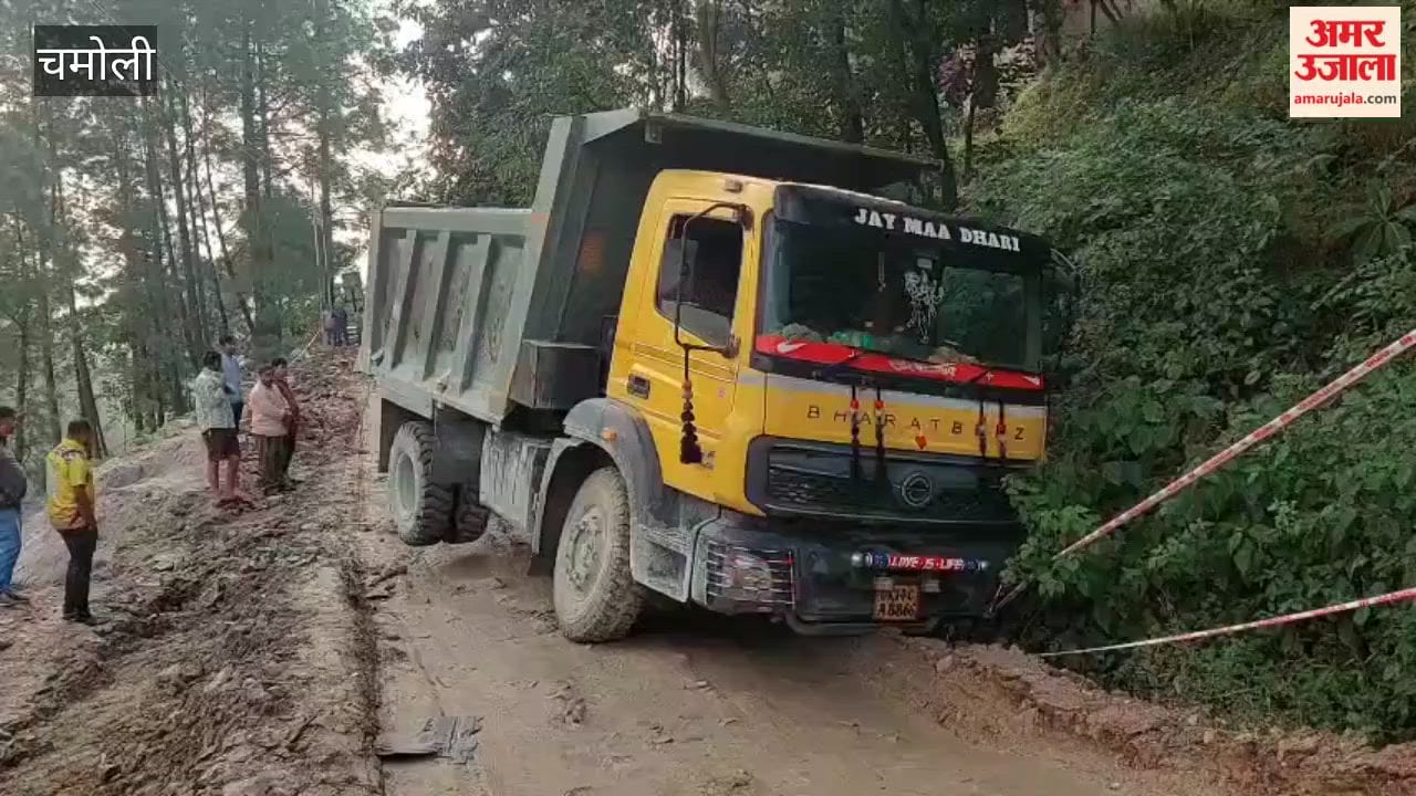 Dumper gets stuck in land subsidence zone; traffic halted for 45 minutes Karanprayag News