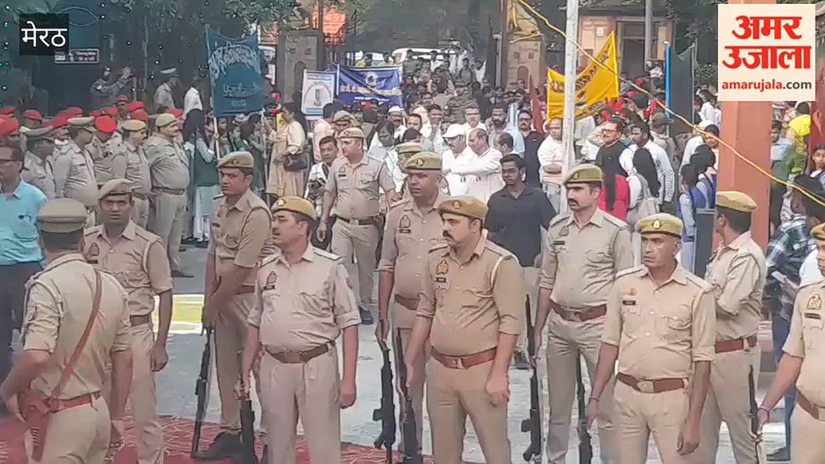 मेरठ: गांधी जयंती पर गांधी आश्रम से निकली प्रभात फेरी, शहीद स्मारक पहुंचकर शहीदों को किया नमन