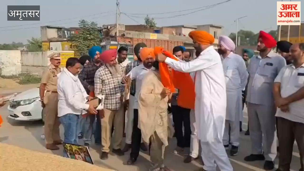 Kuldeep Singh Dhaliwal visited Ajnala Mandi and took stock of paddy procurement arrangements.