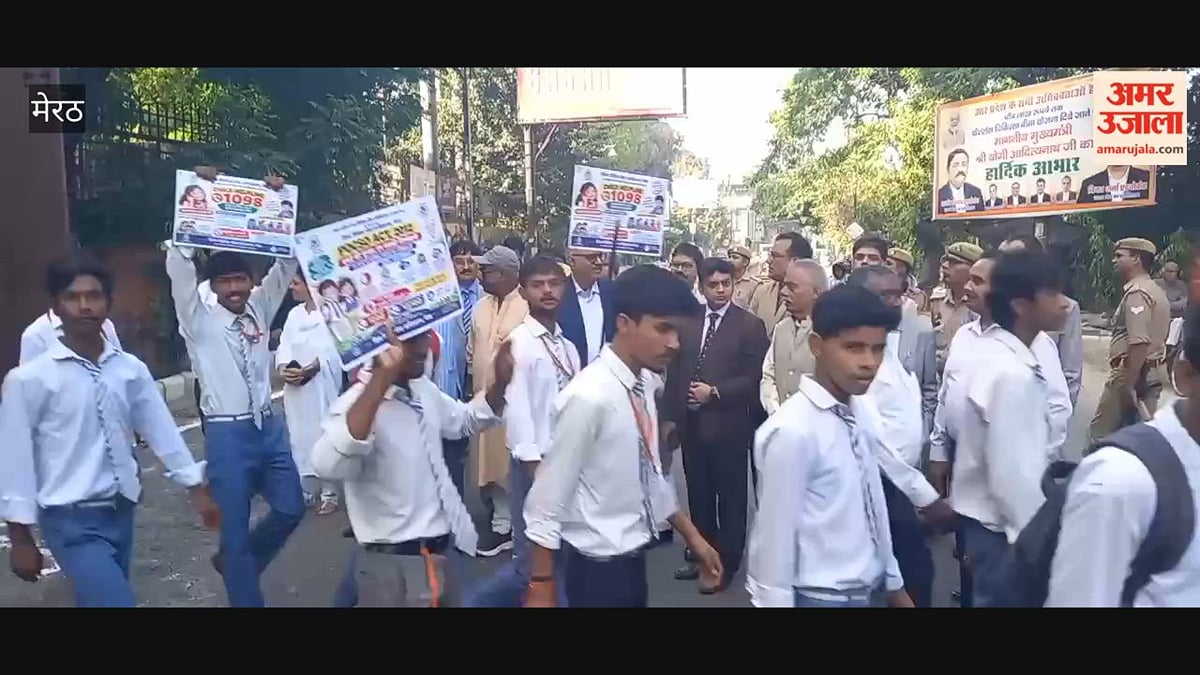 मेरठ: गांधी जयंती पर कलेक्ट्रेट में डीएम वीके सिंह ने किया ध्वजारोहण, गांधी जी के चित्र पर किया माल्यार्पण