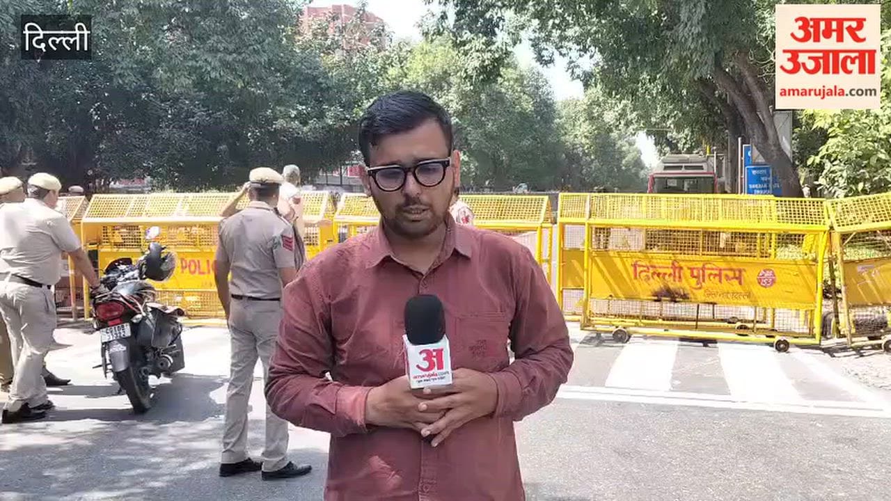 heavy police deployment and barricading outside  Election Commission Amid demands Gyanesh Kumar resignation