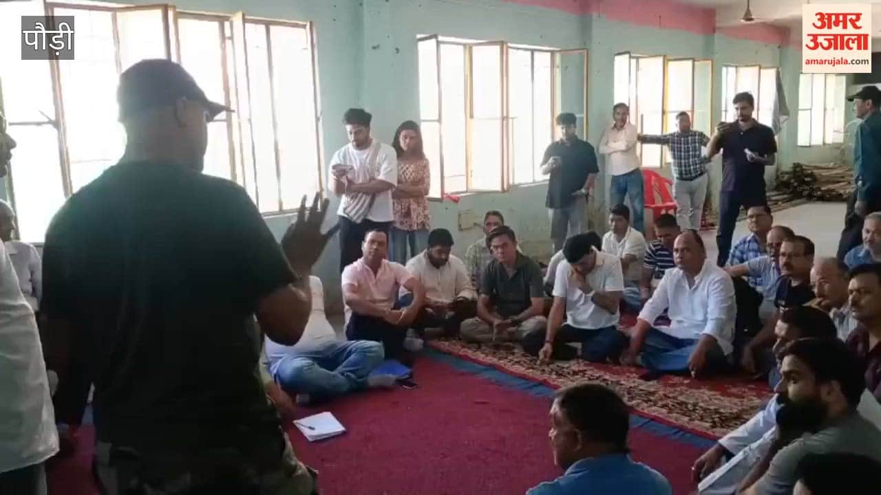 Uproar at Srinagar Traders Association meeting clash among traders over accounts