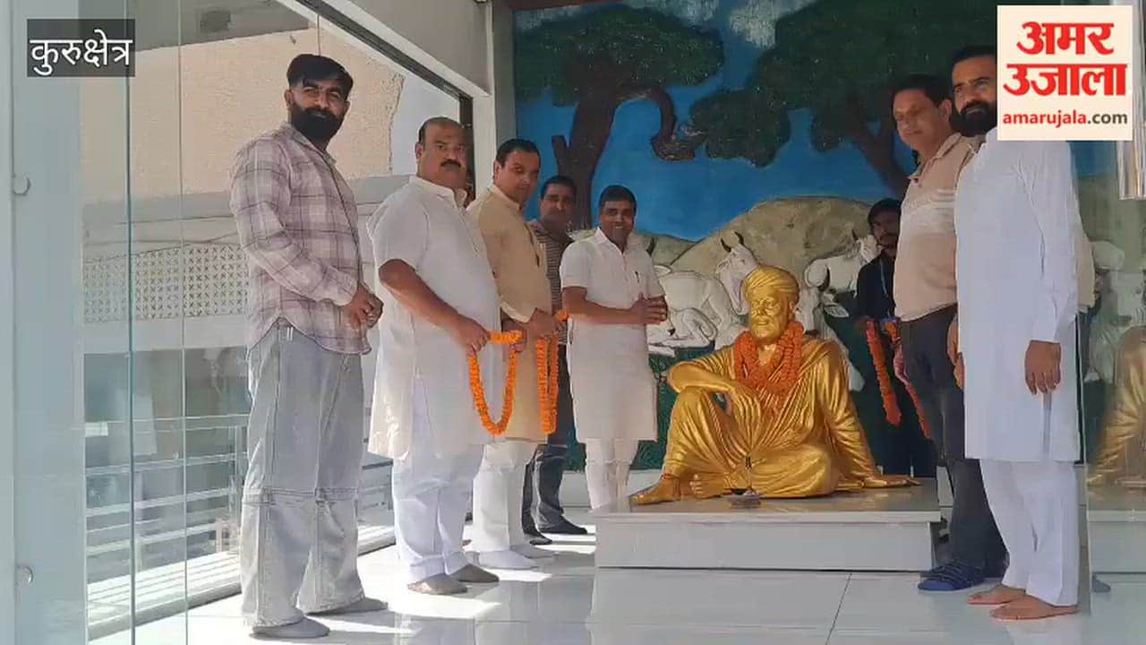 Education Minister Mahipal Dhanda visited the Jat Dharamshala in Kurukshetra and paid floral tributes at the statue of the late Sir Chhotu Ram.