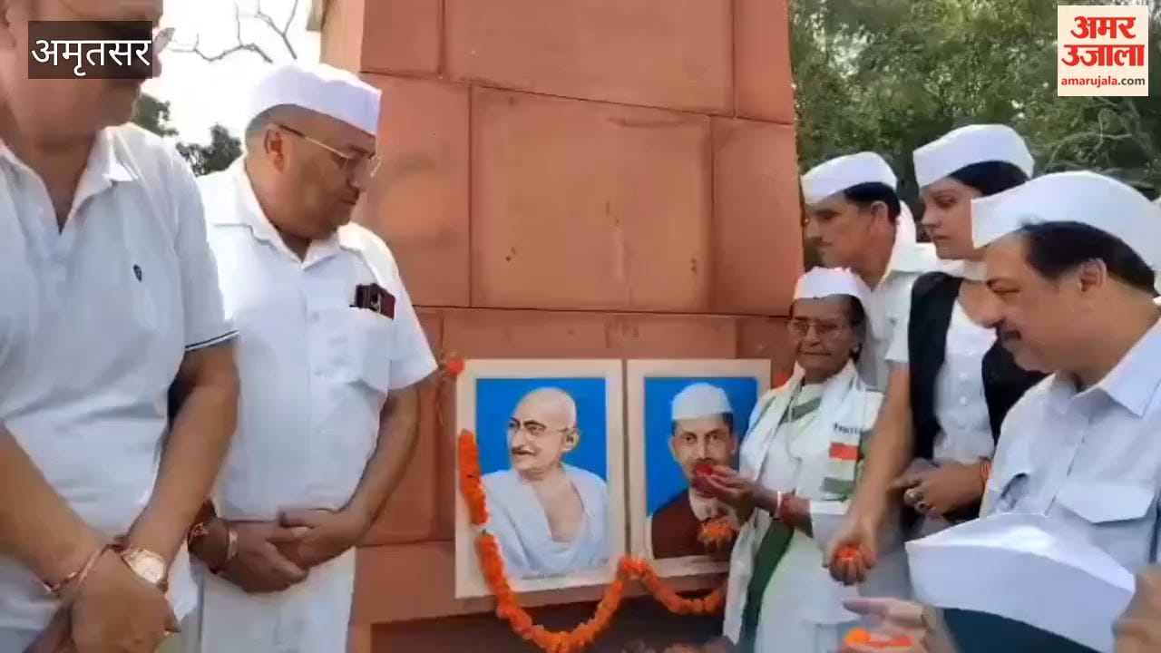 Former Minister Anil Joshi paid tribute to Mahatma Gandhi and Lal Bahadur Shastri.