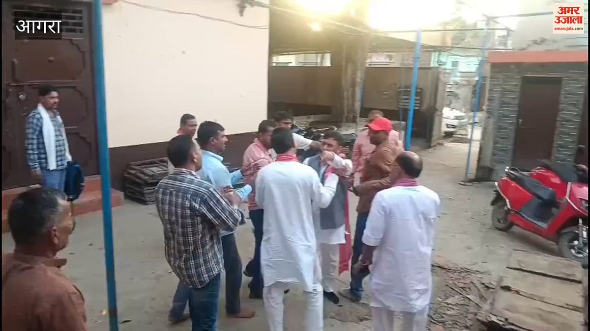 VIDEO: चुनाव आयोग के घेराव की रणनीतिक बैठक में भिड़े सपाई