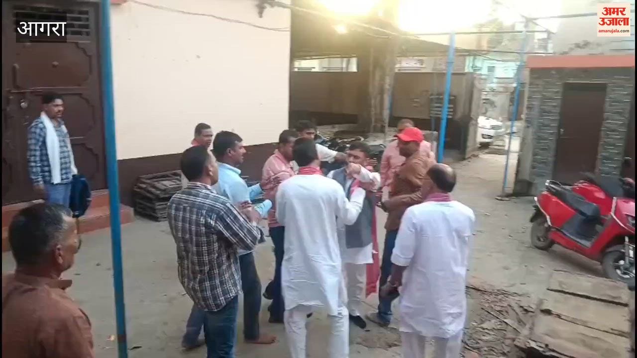 Samajwadi Party workers clash during strategic meeting on protest to gherao the Election Commission.