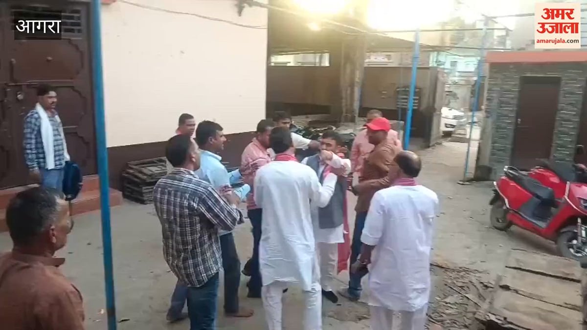 VIDEO: सपा की बैठक में मचा घमासान, दो नेता भिड़े; PDA चौपाल के विवाद पर जमकर नोकझोंक
