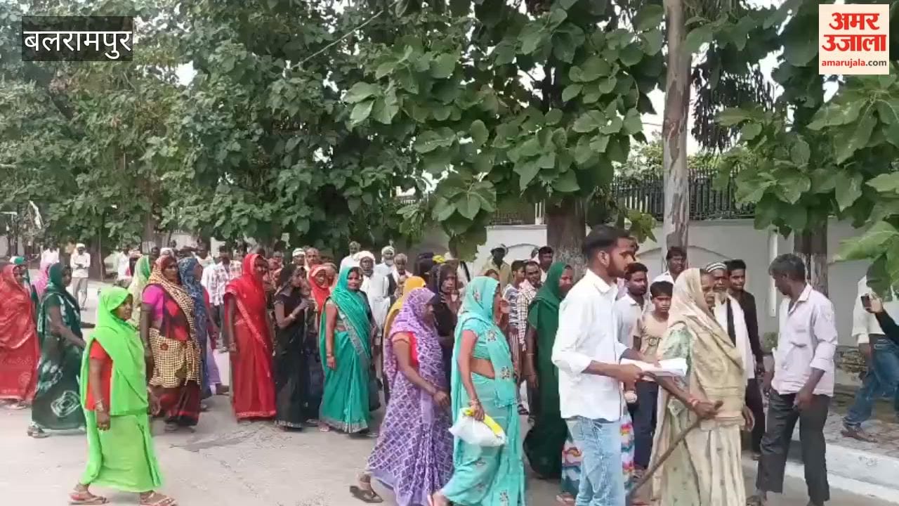 बलरामपुर में कोटेदार के समर्थन में कलेक्ट्रेट पहुंचे ग्रामीण, एडीएम ने सुनी बात