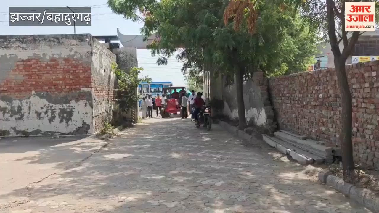 City garbage dumped at the municipal gate to shake the administration into action; residents angered by waste dumping behind the temple.