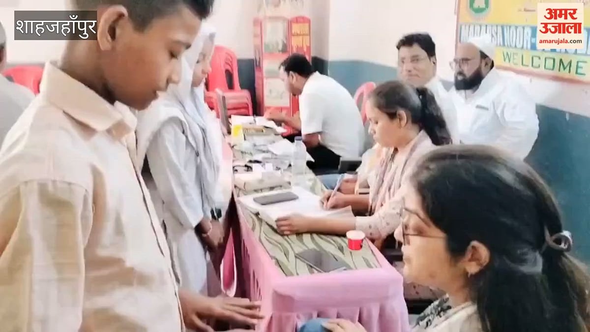 शाहजहांपुर: मदरसे में लगा स्वास्थ्य परीक्षण शिविर, 33 बच्चों की आंखों की जांच