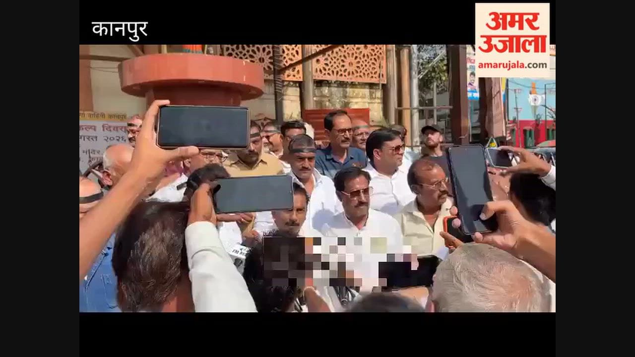 Traders Protest UPI Charges by Forming Human Chain While Wearing Black Armbands