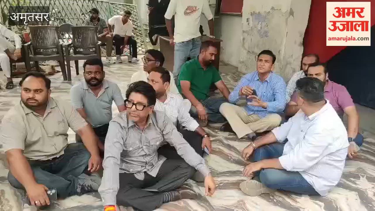 Congress members protest outside the police station following the arrest of Congress leader Dinesh Bassi