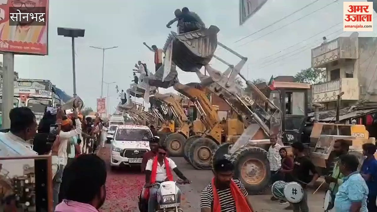 डाला में 20 बुलडोजरों से पुष्पवर्षा कर हुआ यात्रा का स्वागत