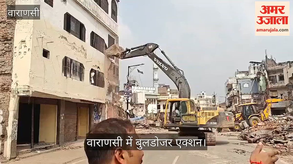 वाराणसी में कचहरी-संदहा मार्ग पर बुलडोजर की कार्रवाई