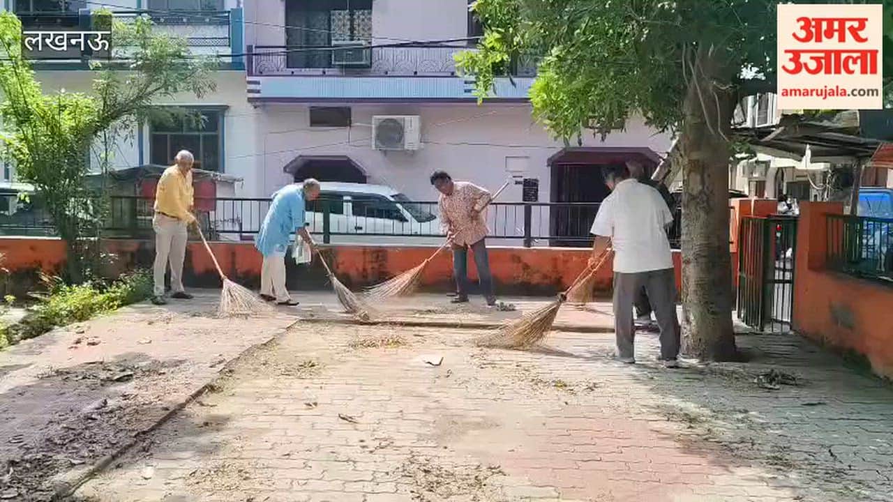 लखनऊ में सेक्टर-12 के गौतमबुद्ध पार्क में इंदिरानगर आवासीय महा समिति के लोगों ने चलाया स्वच्छता अभियान