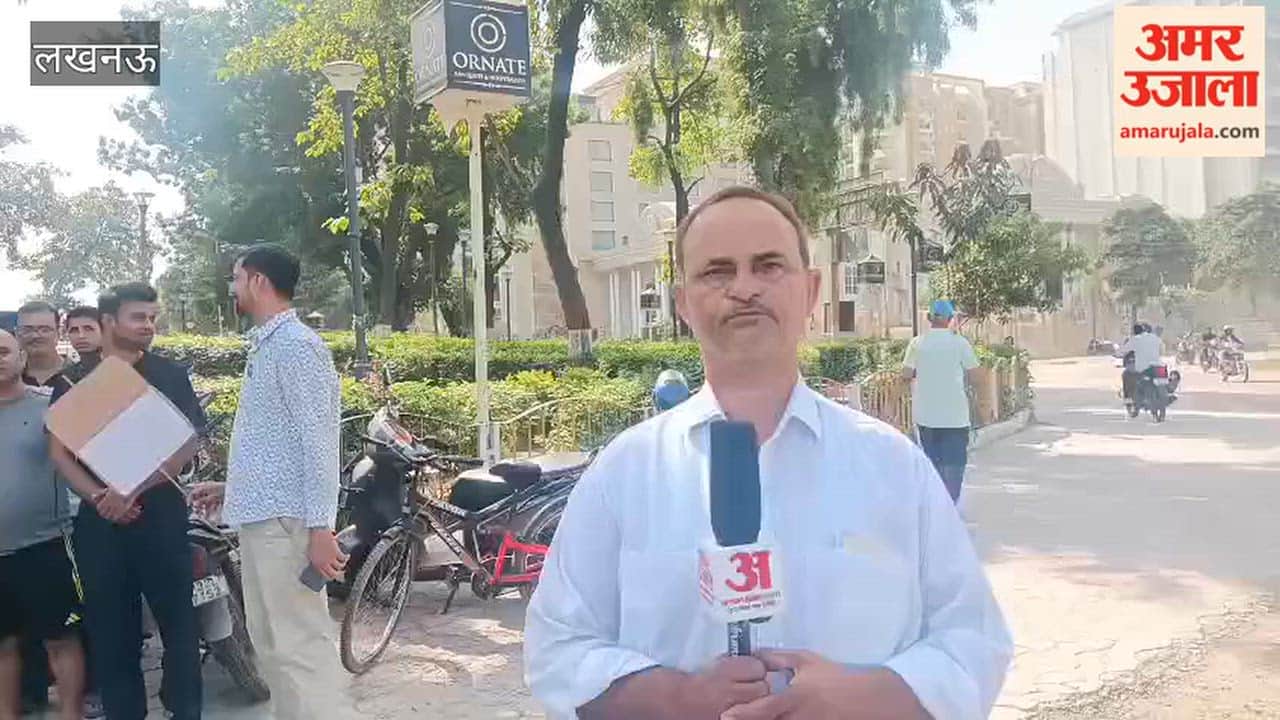 लखनऊ में नगर निगम की कूड़ा उठाने वाली गाड़ी नियमित न आने से लोग नाराज, किया प्रदर्शन