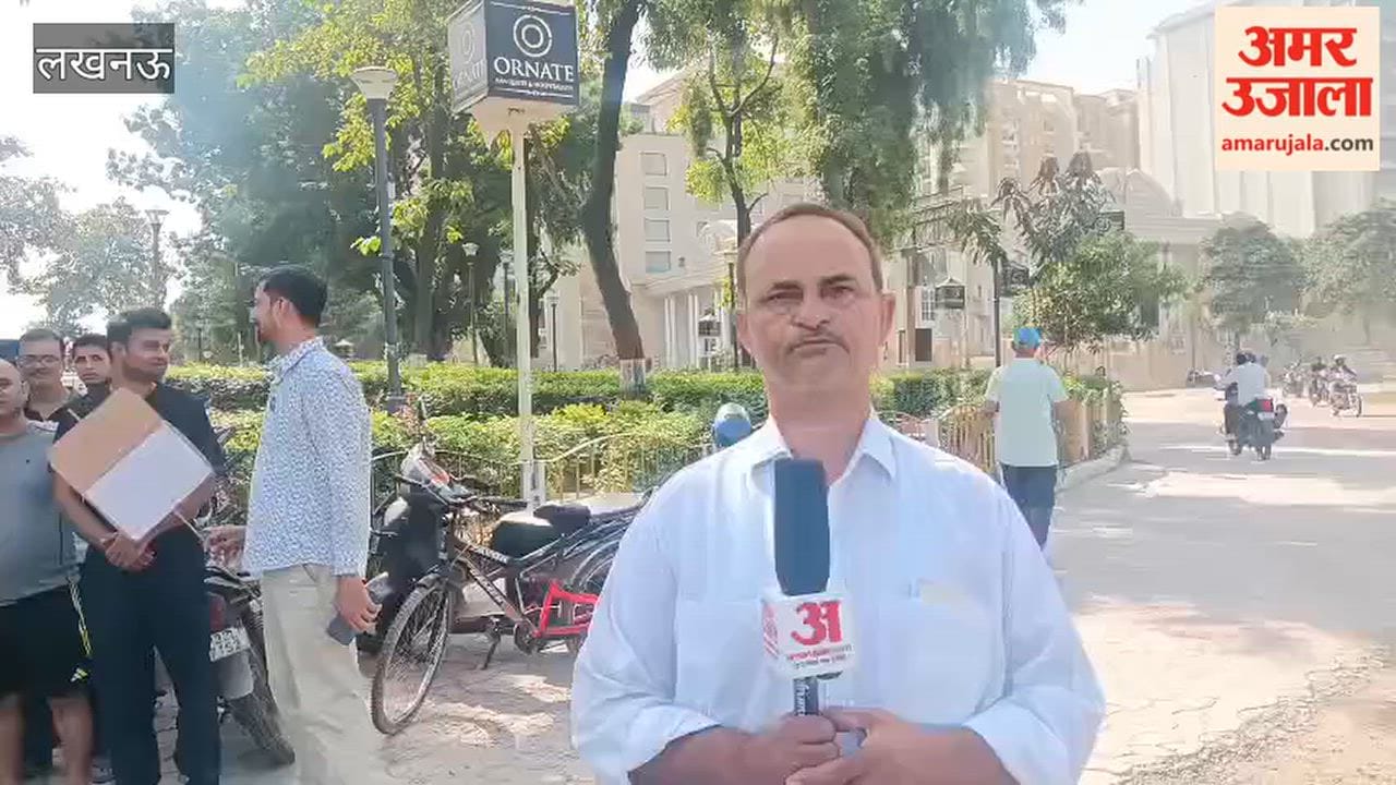 लखनऊ में नगर निगम की कूड़ा उठाने वाली गाड़ी नियमित न आने से लोग नाराज, किया प्रदर्शन