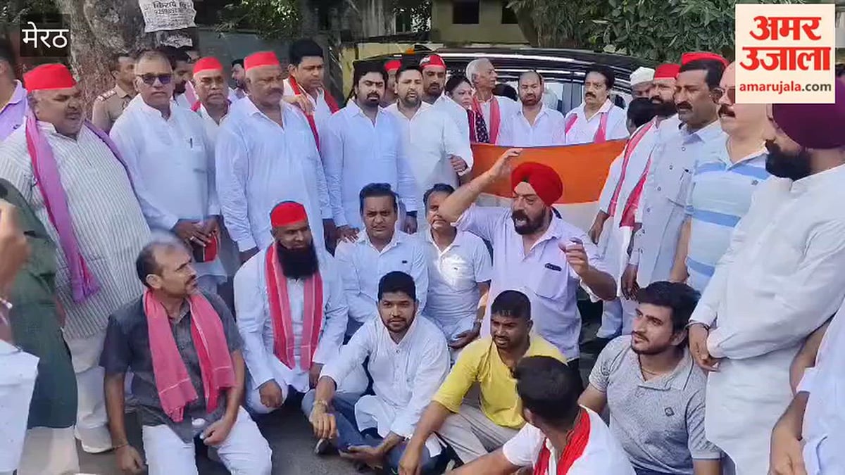 मेरठ: सपाइयों ने किया प्रदर्शन, मुख्य चुनाव आयुक्त ज्ञानेश कुमार को हटाने की मांग