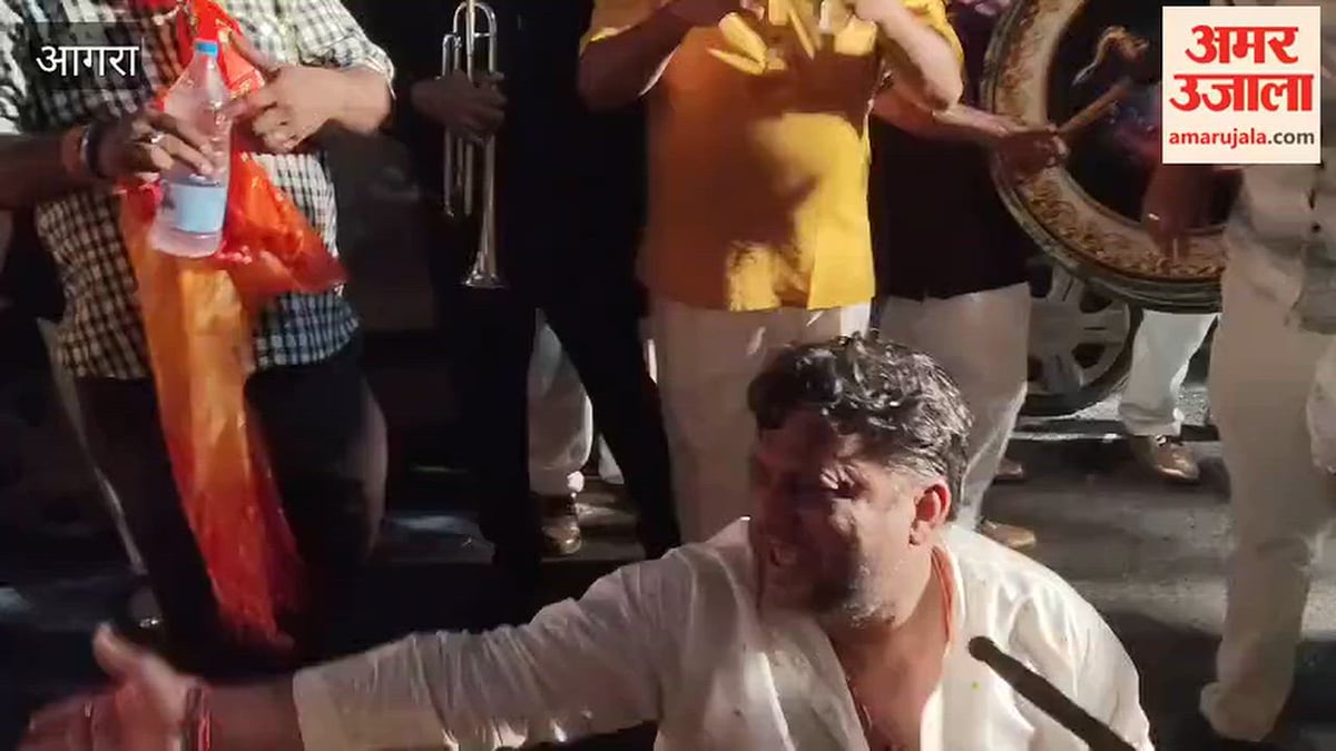 VIDEO: आगरा में ढोल-नगाड़ों के बीच निकली जनकपुरी की आमंत्रण यात्रा, आरती की थाल लेकर हुआ स्वागत