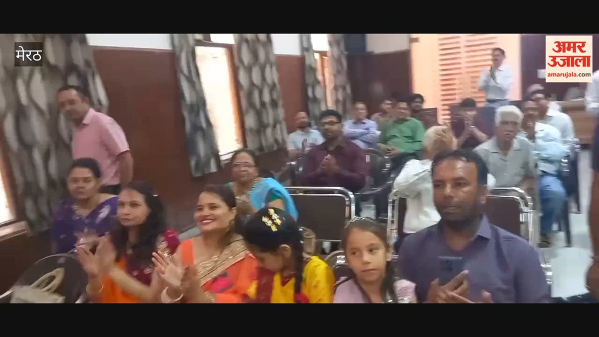 मेरठ: महावीर भगवान पर बच्चों ने किया कविता पाठ